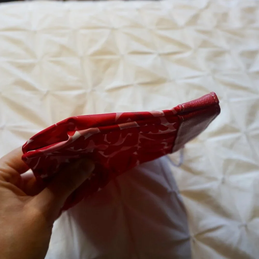 💚 CLINIQUE Pink/Red/White Pattern Makeup Bag (OS)
